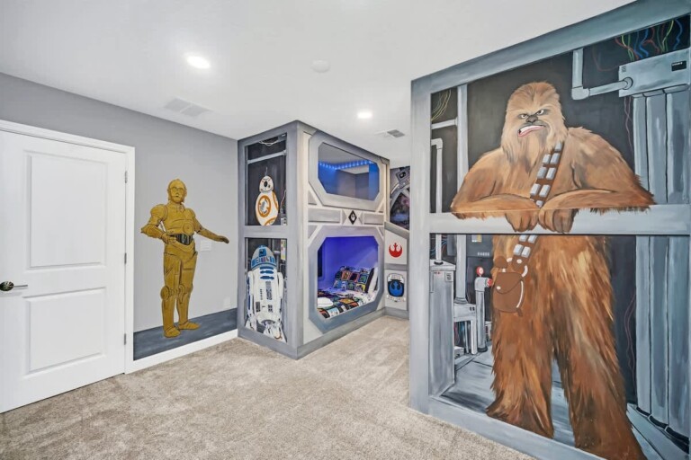 9BD Stylish Home,No Rear Neighbors Backs Onto Lake