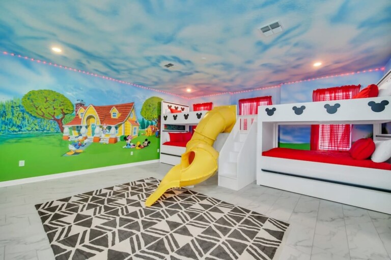 9 Bed, Pool, Movies: Story Lake Stay!